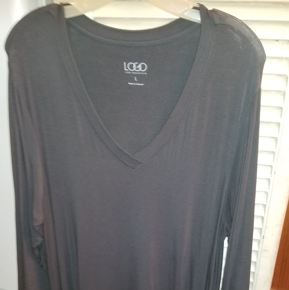 LOGO Gray deep V sharkbite with pockets 3/4 sleeve